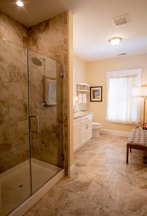 Shower, hair dryer, towels, soap - King Charles Suite, No added fees or cleaning charges. (Milton)