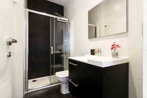 Regadera, secadora de cabello, toallas 