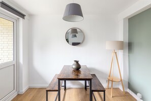 Apartment | In-room dining -  2 Bed Flat with Garden in Canonbury (London)