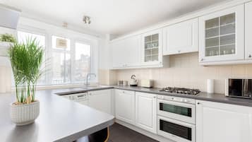 Apartment | Private kitchen | Fridge, oven, stovetop, dishwasher