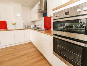 Cottage | Private kitchen | Dishwasher, cookware/dishes/utensils