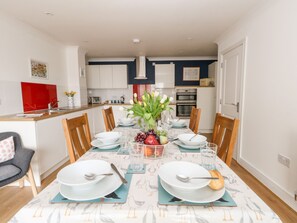 Cottage | Private kitchen | Fridge, dishwasher, electric kettle, toaster - Pebbles Reach (Portland)