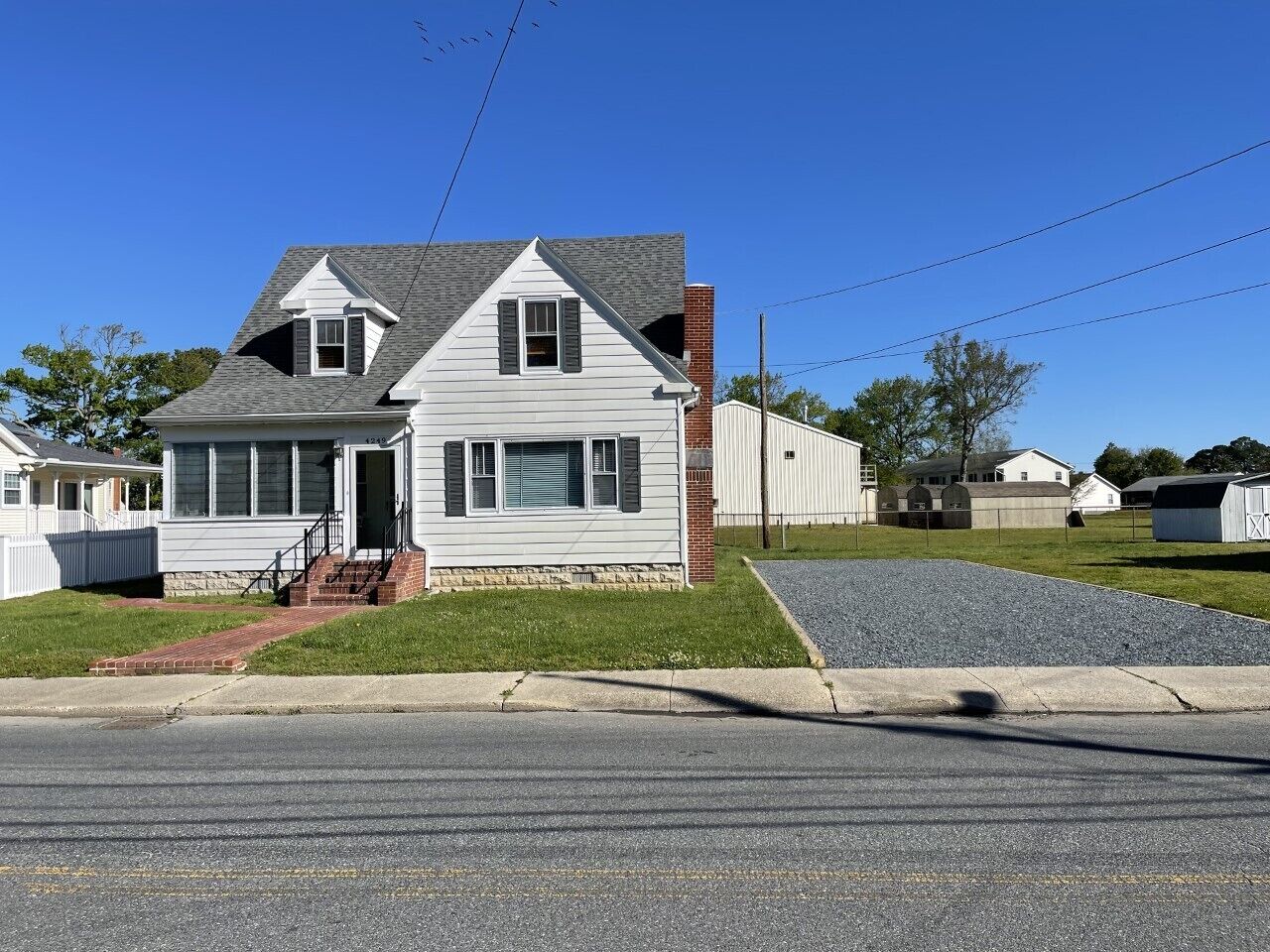 Large Classic Home, Center of Town, Sleeps up to 12, Pet Friendly  