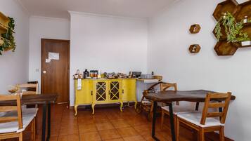 Sarapan ala kontinental setiap hari (EUR 10 per orang)