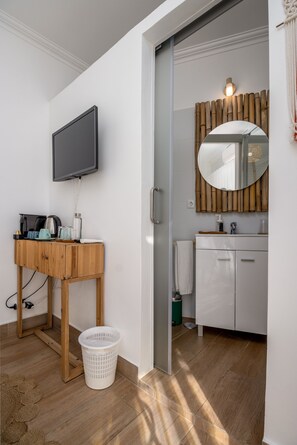 Superior Queen Room - Carvalhal | Bathroom | Shower, hair dryer, towels, soap