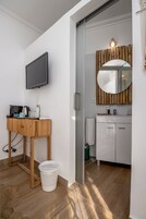 Superior Queen Room - Carvalhal | 浴室 | 淋浴设施、吹风机、毛巾、肥皂