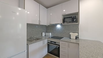 Refrigerador, microondas, horno y cafetera y tetera