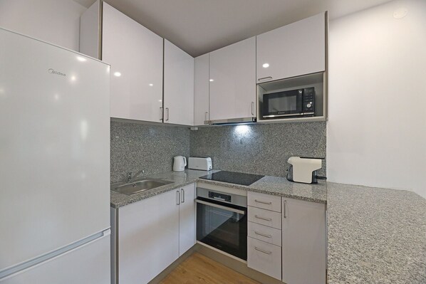 Refrigerador, microondas, horno y cafetera y tetera
