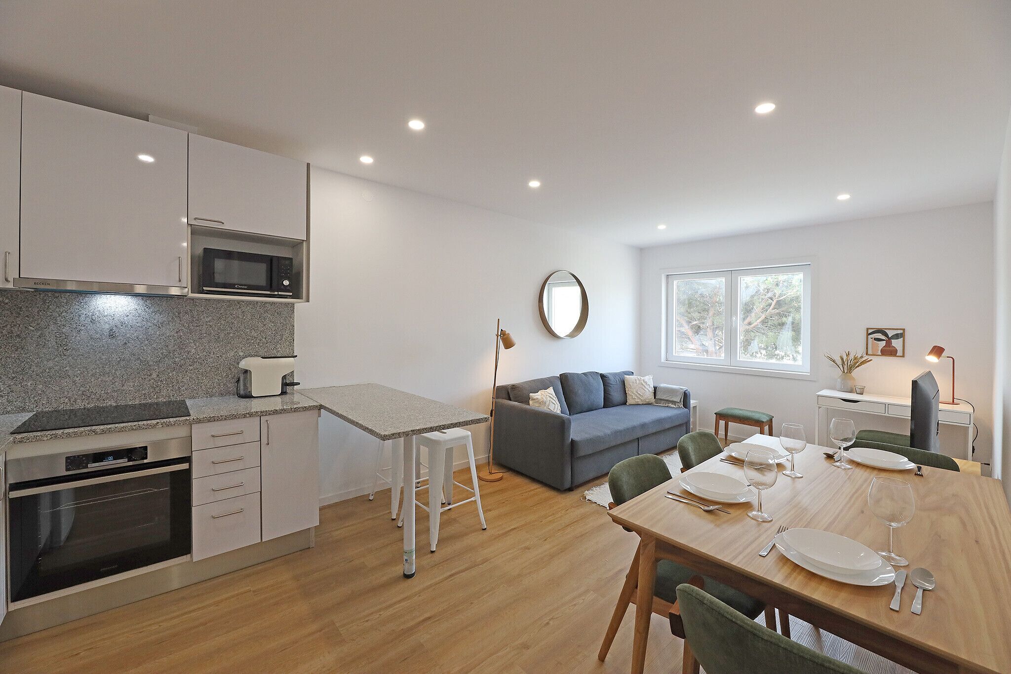 Kühlschrank, Mikrowelle, Ofen, Wasserkocher mit Kaffee-/Teezubehör