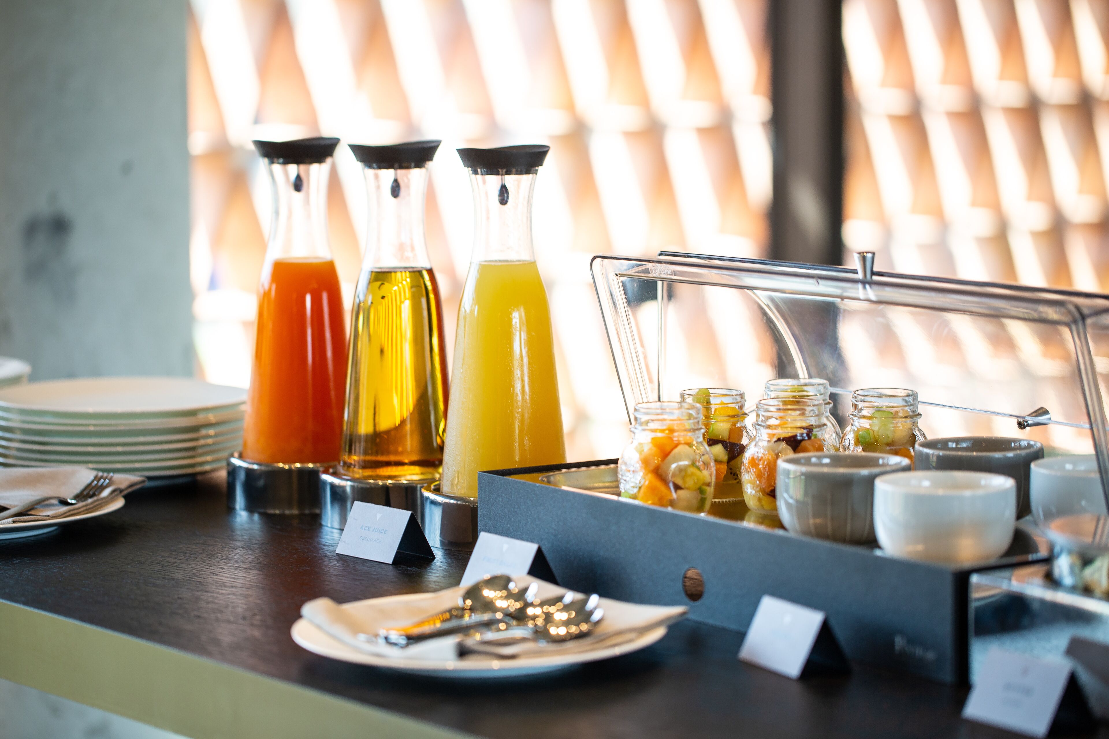 Ein reichhaltiges Frühstücksbuffet mit verschiedenen Speisen und Getränken.