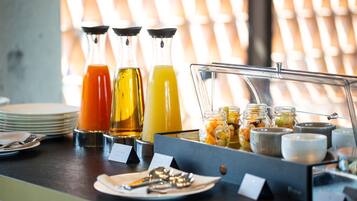Ein reichhaltiges Frühstücksbuffet mit verschiedenen Speisen und Getränken.