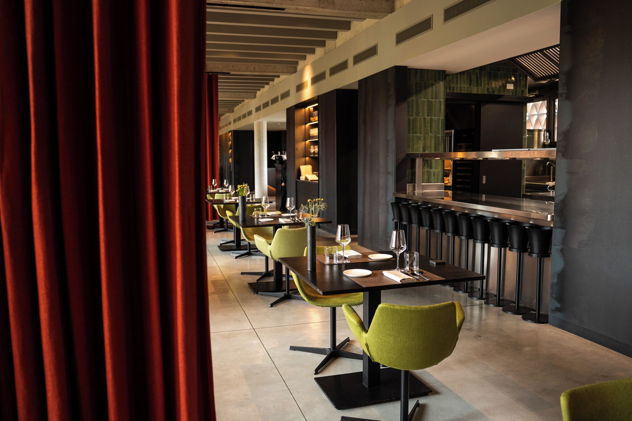 供应午餐和晚餐，意大利菜