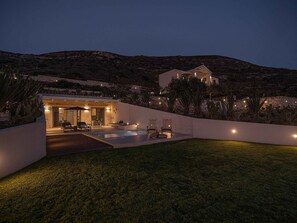 A modern house with a swimming pool, outdoor seating, and a view of the surrounding landscape. - Villa Vista I Free Heated Pool Dazzling Seaview (Kissamos)
