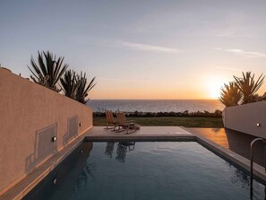 A swimming pool with a view of the ocean at sunset. - Villa Vista I Free Heated Pool Dazzling Seaview (Kissamos)