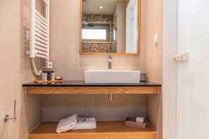 A bathroom with a white sink, a mirror, and a towel rack. - Villa Vista I Free Heated Pool Dazzling Seaview (Kissamos)