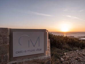 A sign with 'Cielo e mare villas' and a view of the sea at sunset. - Villa Vista I Free Heated Pool Dazzling Seaview (Kissamos)