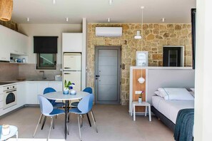 A compact hotel room with a kitchenette, a dining area, a bed, and a bathroom. - Villa Vista I Free Heated Pool Dazzling Seaview (Kissamos)