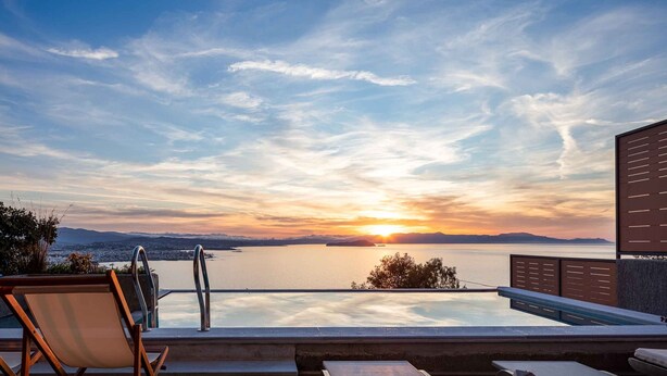 An infinity pool with a view of the sunset over water. - Omnia Villa I - Heated Pool Stunning Seaview (Chania)