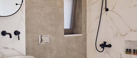 Une salle de bain moderne avec un lavabo en marbre, des toilettes et une baignoire.