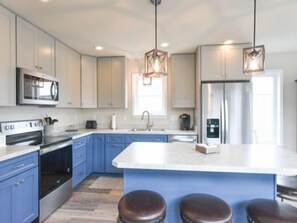 Frigorifero, microonde, piano cottura, lavastoviglie