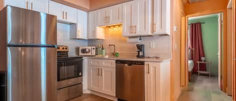 Een koelkast, een magnetron, een oven, een kookplaat