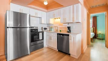 Frigorifero, microonde, forno, piano cottura