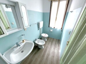 Shower, bidet, towels, soap - Villa Marilena three-room apartment Bibione Lido del Sole (Bibione)
