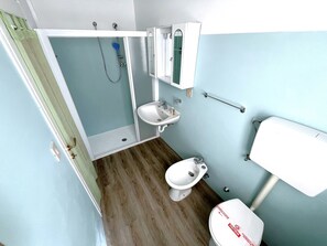 Regadera, bidet, toallas, jabón 