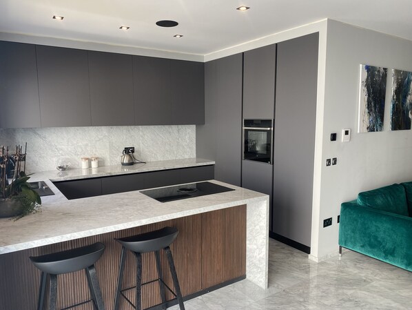 Fridge, oven, stovetop, dishwasher