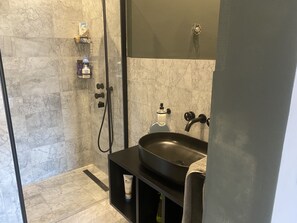 Shower, bidet, soap, toilet paper - Apartment 20 meters from the sea luxurious modern with all amenities (Tas-Sliema)