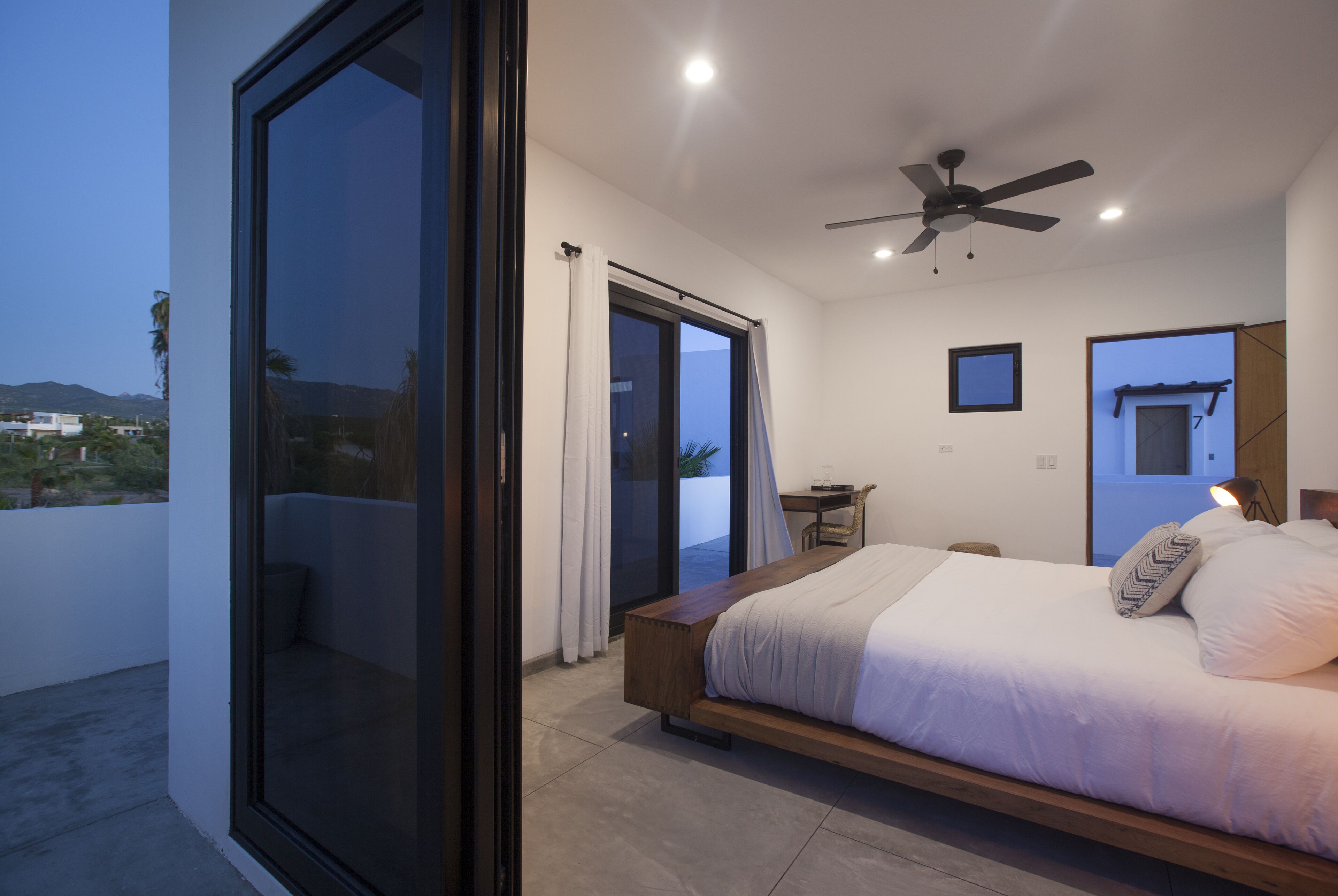 ベーシック ルーム | 高級寝具、デスク、ノートパソコン用作業スペース、WiFi (無料)