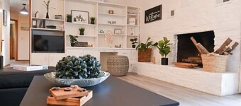 “Palms & Paradise” The perfect vacation home 🌴