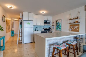 Køleskab, mikrobølgeovn, ovn, kogeplade