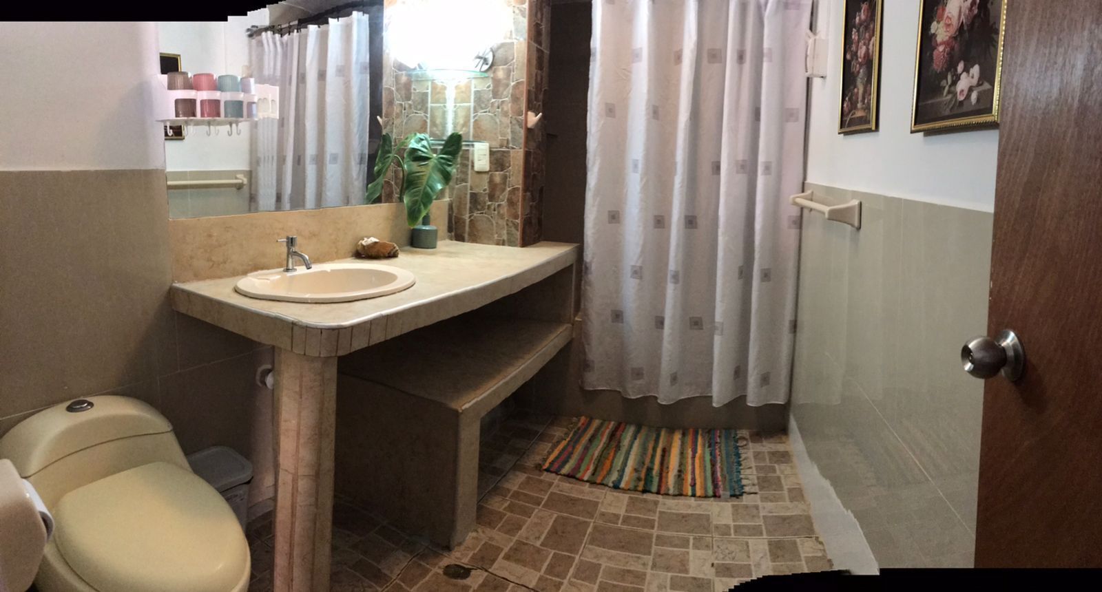 Ensemble douche/baignoire, sèche-cheveux, serviettes fournies, savon