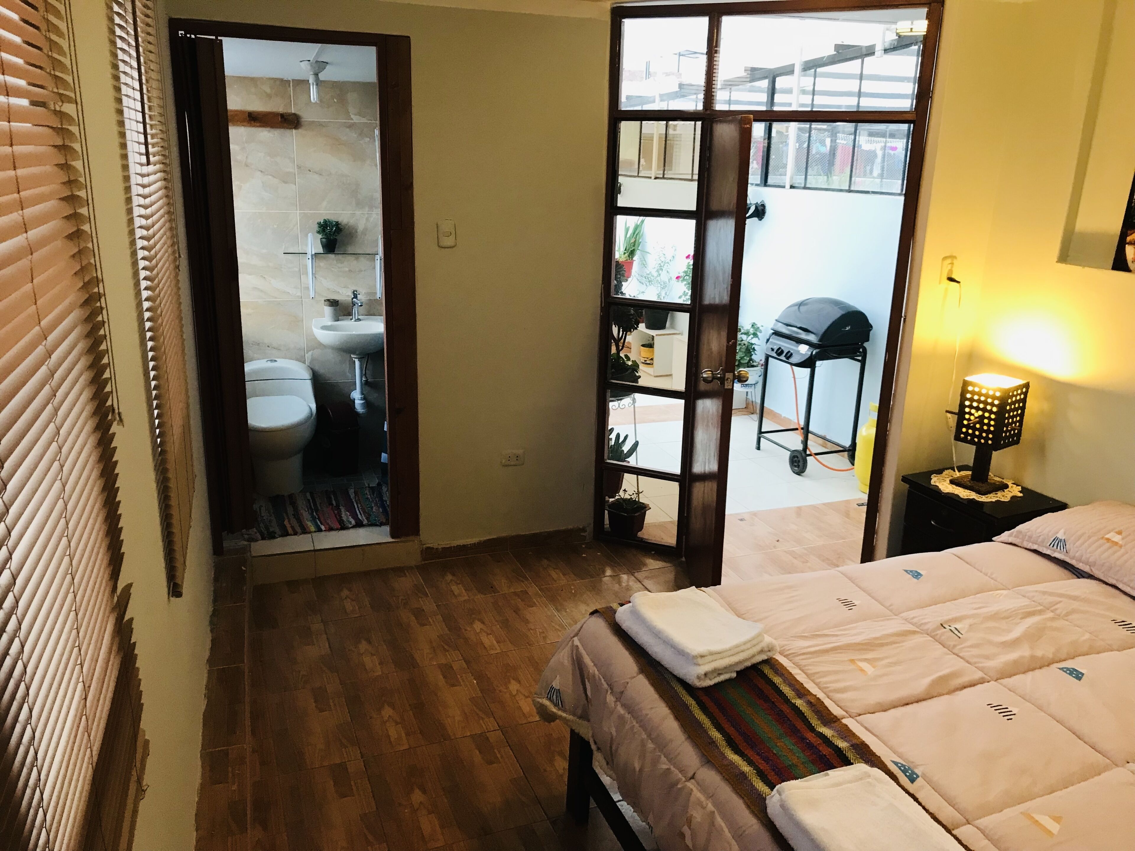 3 habitaciones, escritorio, tabla de planchar con plancha y wifi gratis 