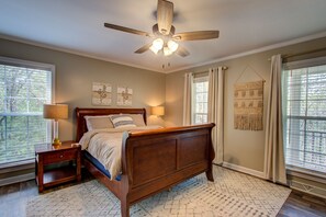 3 bedrooms, desk, iron/ironing board, travel cot - Mountain Serenity: Cozy Retreat with Hot Tub Near Boone (Boone)