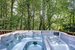 Outdoor spa tub - Mountain Serenity: Cozy Retreat with Hot Tub Near Boone (Boone)