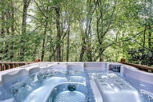 Mountain Serenity: Cozy Retreat with Hot Tub Near Boone