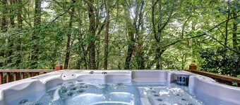 Mountain Serenity: Cozy Retreat with Hot Tub Near Boone
