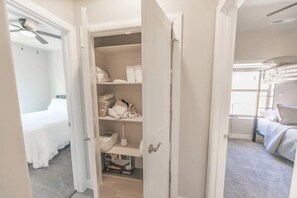 3 habitaciones, escritorio, wifi gratis y ropa de cama
