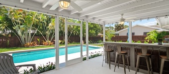 Mermaid Shack with pool 5 min to beach,venues,restaurants