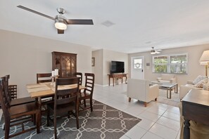 Dining - Mermaid Shack with pool 5 min to beach,venues,restaurants (Jupiter)