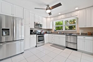 雪櫃、微波爐、焗爐、爐具