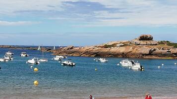 Una spiaggia nelle vicinanze