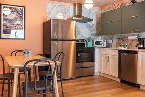 Refrigerador, microondas, horno y parrilla de estufa 