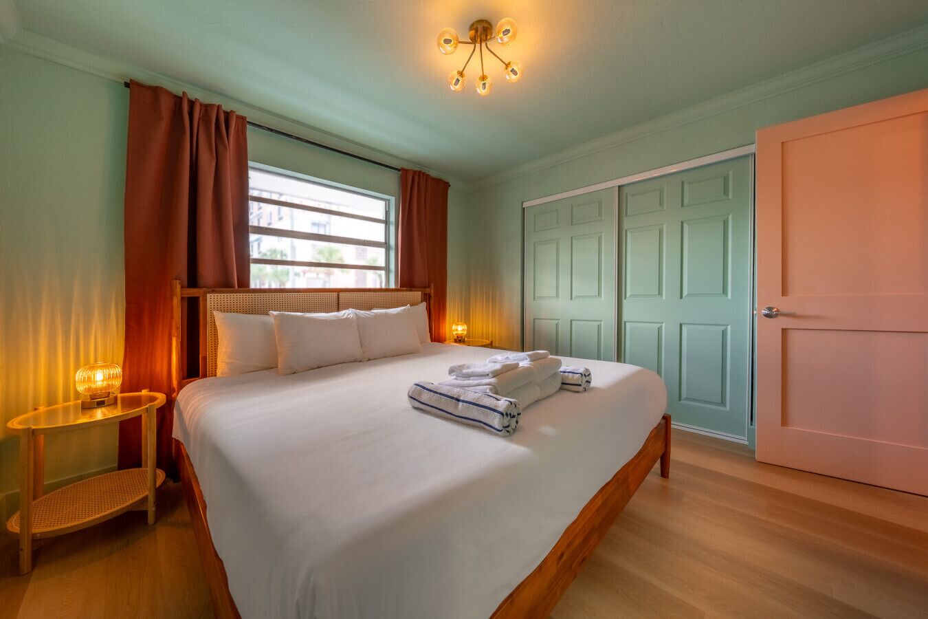 2 多间卧室、办公桌、熨斗/熨衣板、WiFi