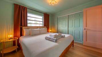 2 bedrooms, desk, iron/ironing board, WiFi