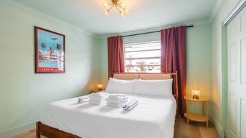 2 slaapkamers, een bureau, een strijkplank/strijkijzer, wifi