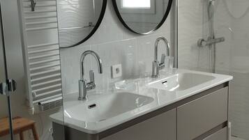 Douche, serviettes fournies, savon, papier toilette