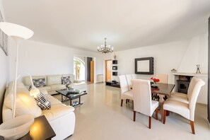 Een televisie en een dvd-speler